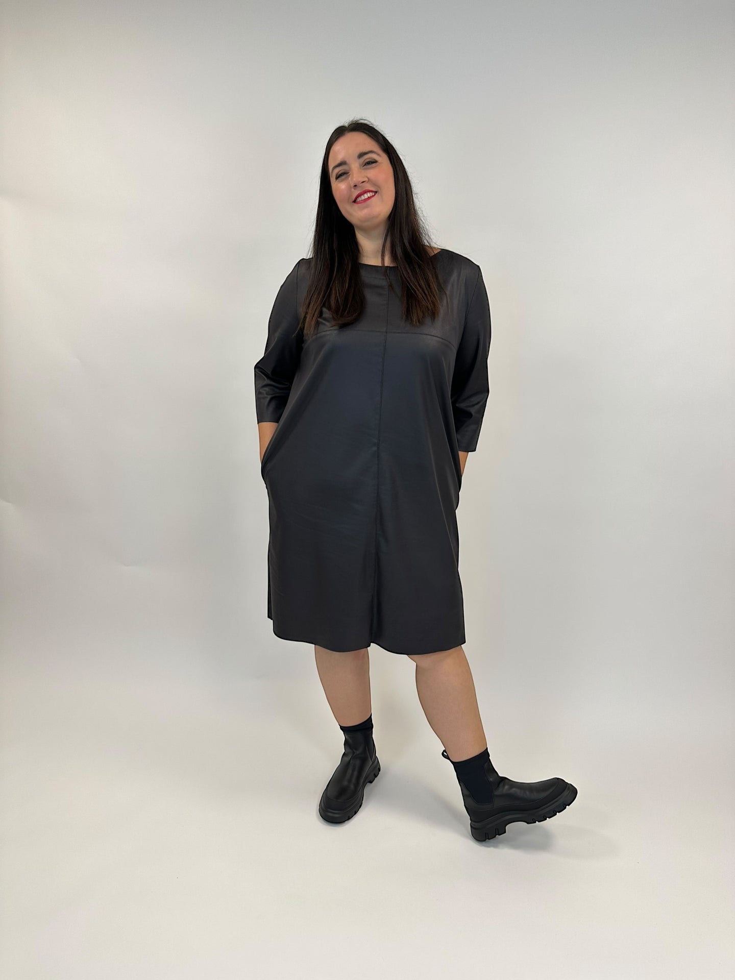 Leder Fake-Lederkleid in leichter A-Form von Hindahl&Skudenly - grosse Grössen - DE BOER plus Luzern
