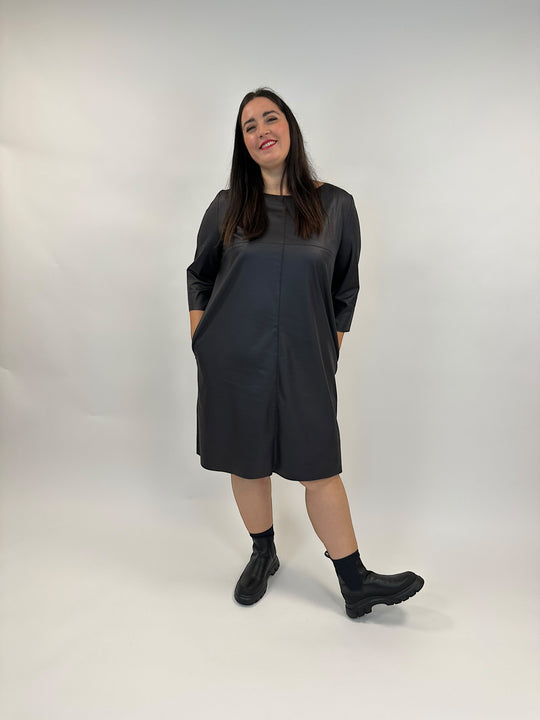 Leder Fake-Lederkleid in leichter A-Form von Hindahl&Skudenly - grosse Grössen - DE BOER plus Luzern