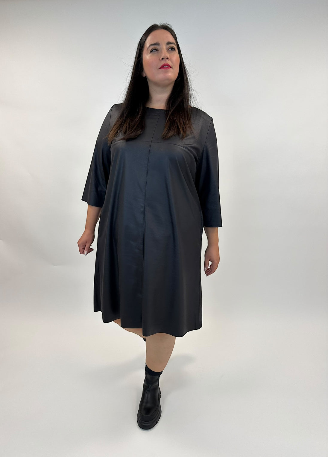 Leder Fake-Lederkleid in leichter A-Form von Hindahl&Skudenly - grosse Grössen - DE BOER plus Luzern