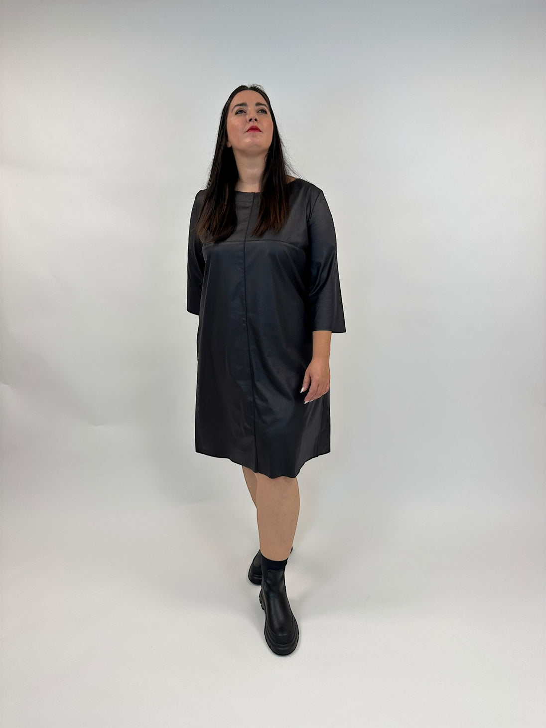 Leder Fake-Lederkleid in leichter A-Form von Hindahl&Skudenly - grosse Grössen - DE BOER plus Luzern