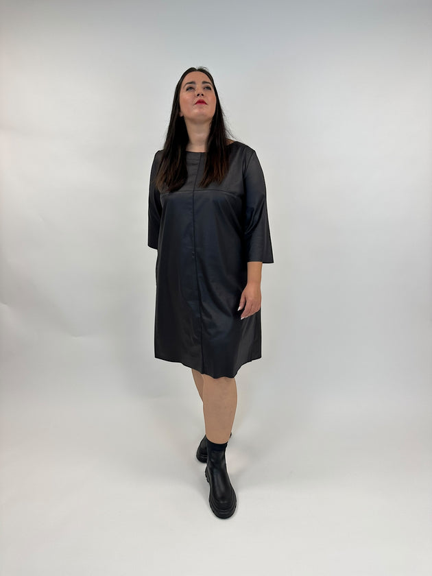 Leder Fake-Lederkleid in leichter A-Form von Hindahl&Skudenly - grosse Grössen - DE BOER plus Luzern