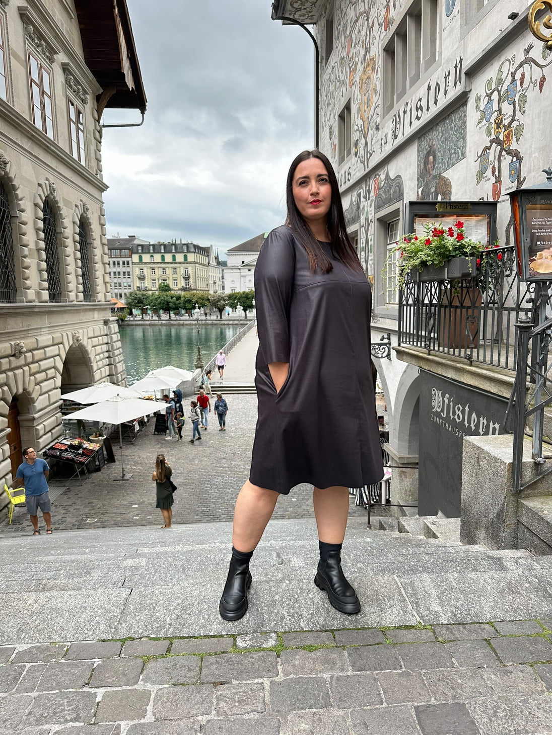 Leder Fake-Lederkleid in leichter A-Form von Hindahl&Skudenly - grosse Grössen - DE BOER plus Luzern