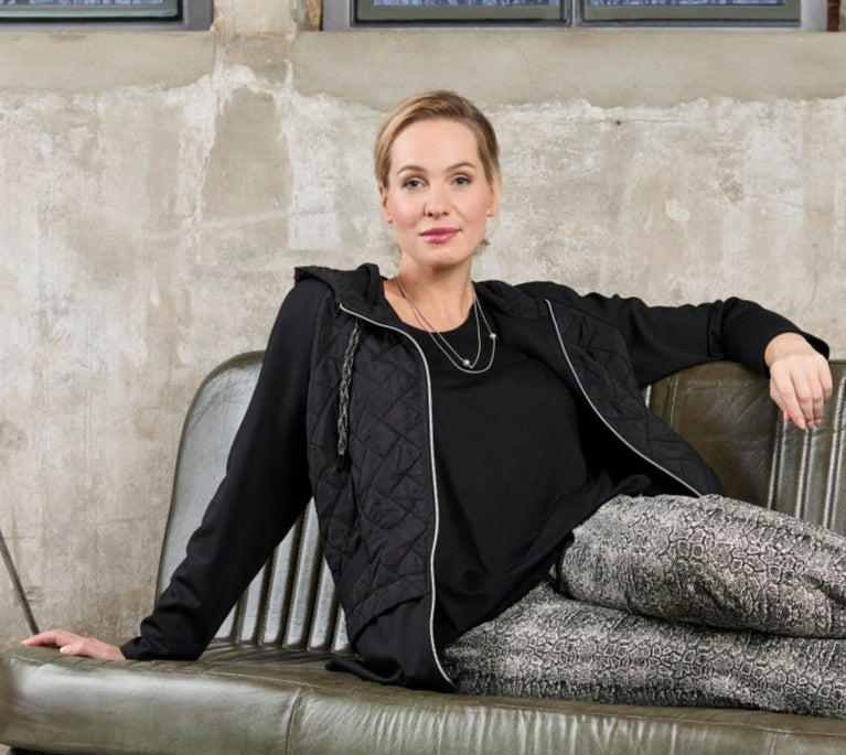 schwarze Jacke von Mona Lisa_grosse Grössen_DE BOER plus Luzern 