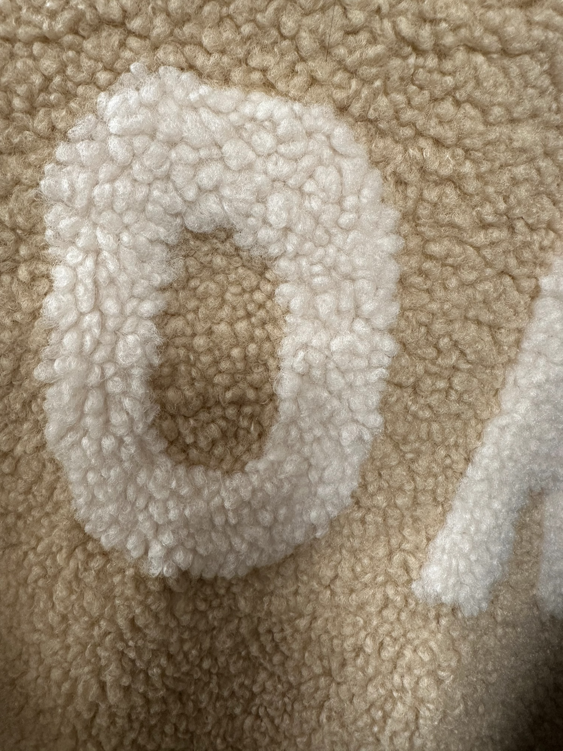 Teddy Mantel in Beige mit Schriftzug St. Moritz von Leonardo_grosse Grössen_DE BOER plus Luzern_3