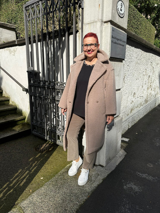 Teddy Mantel mit Schriftzug Gstaad in Taupe von Leonardo mit Hose von Raphaela by Brax und Pullover Yoek Fashion_grosse Grössen_DE BOER plus Luzern_1