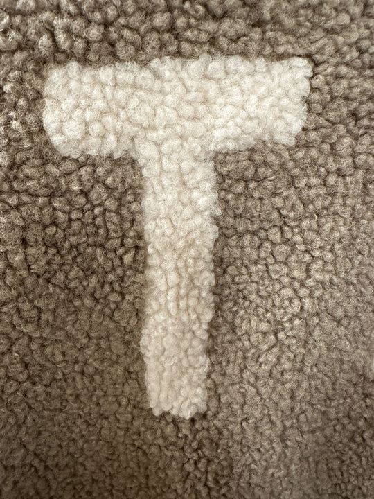 Teddy Mantel mit Schriftzug Gstaad in Taupe von Leonardo_grosse Grössen_DE BOER plus Luzern_5