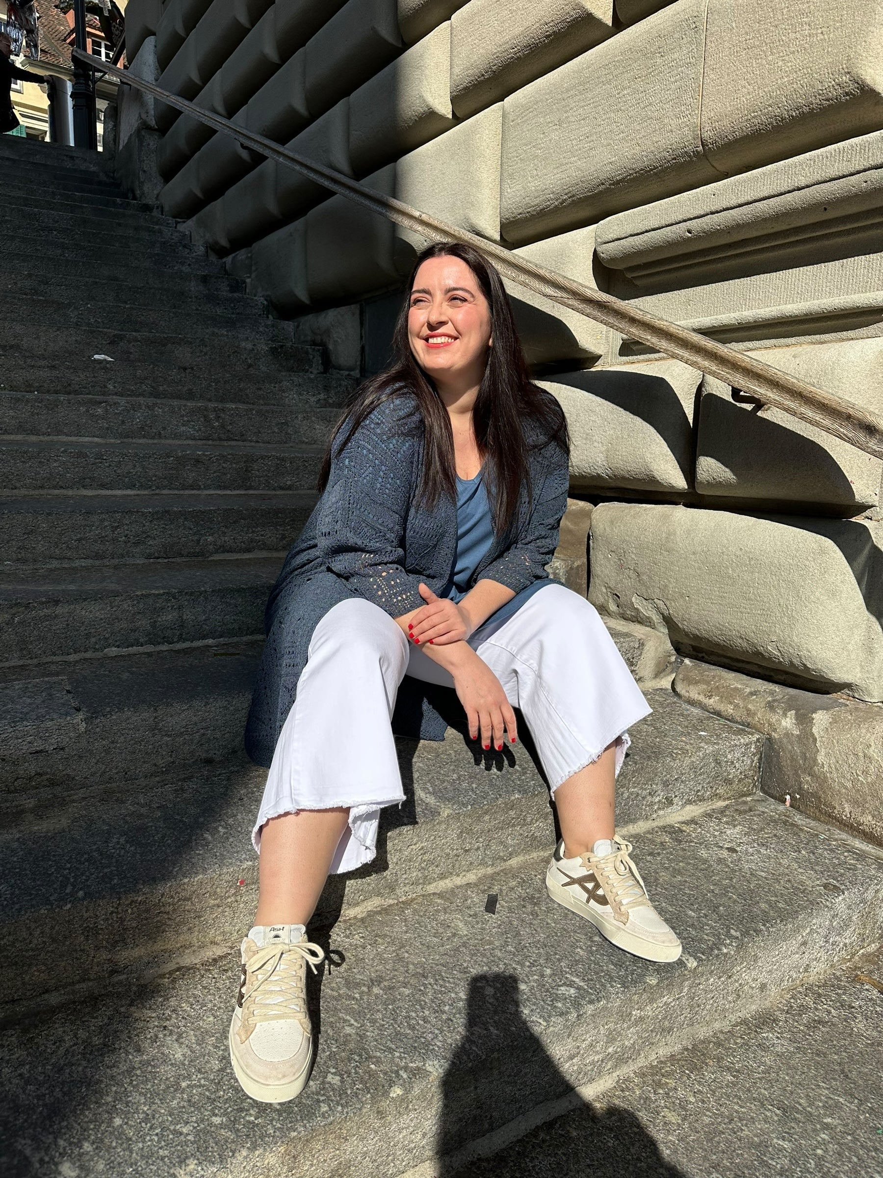 Strickmantel mit Shirt und weisser Jeans von MAT Fashion_DE BOER plus Luzern 