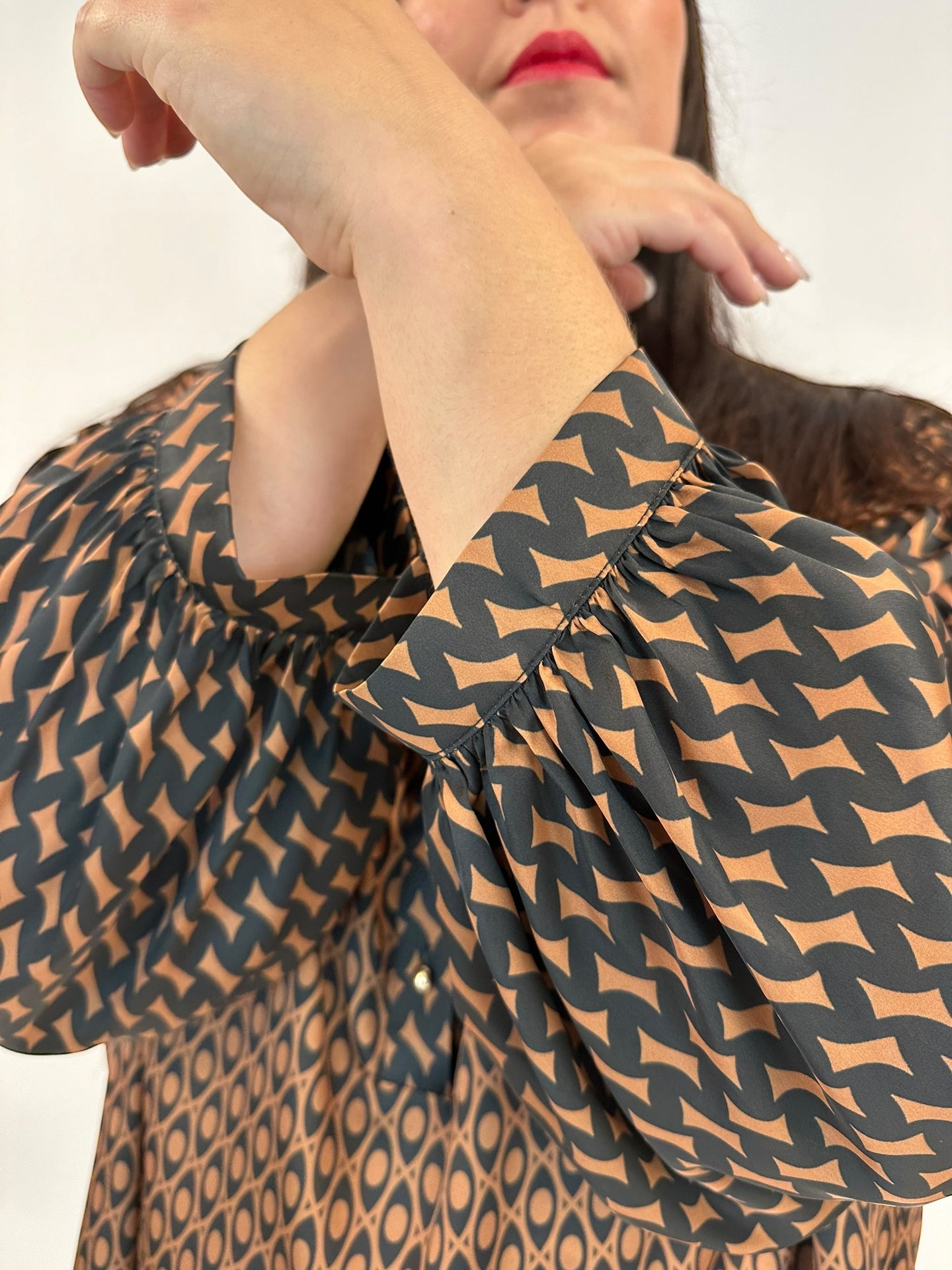 Bluse im Retro-Print von Mat Fashion - grosse Grössen - DE BOER plus Luzern 