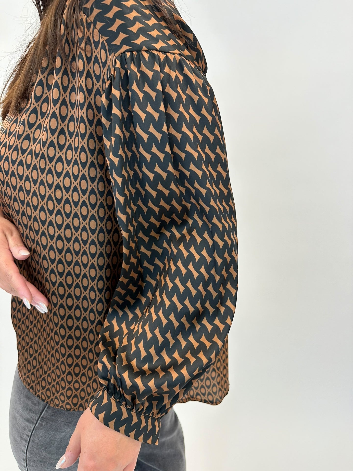 Bluse im Retro-Print von Mat Fashion - grosse Grössen - DE BOER plus Luzern 