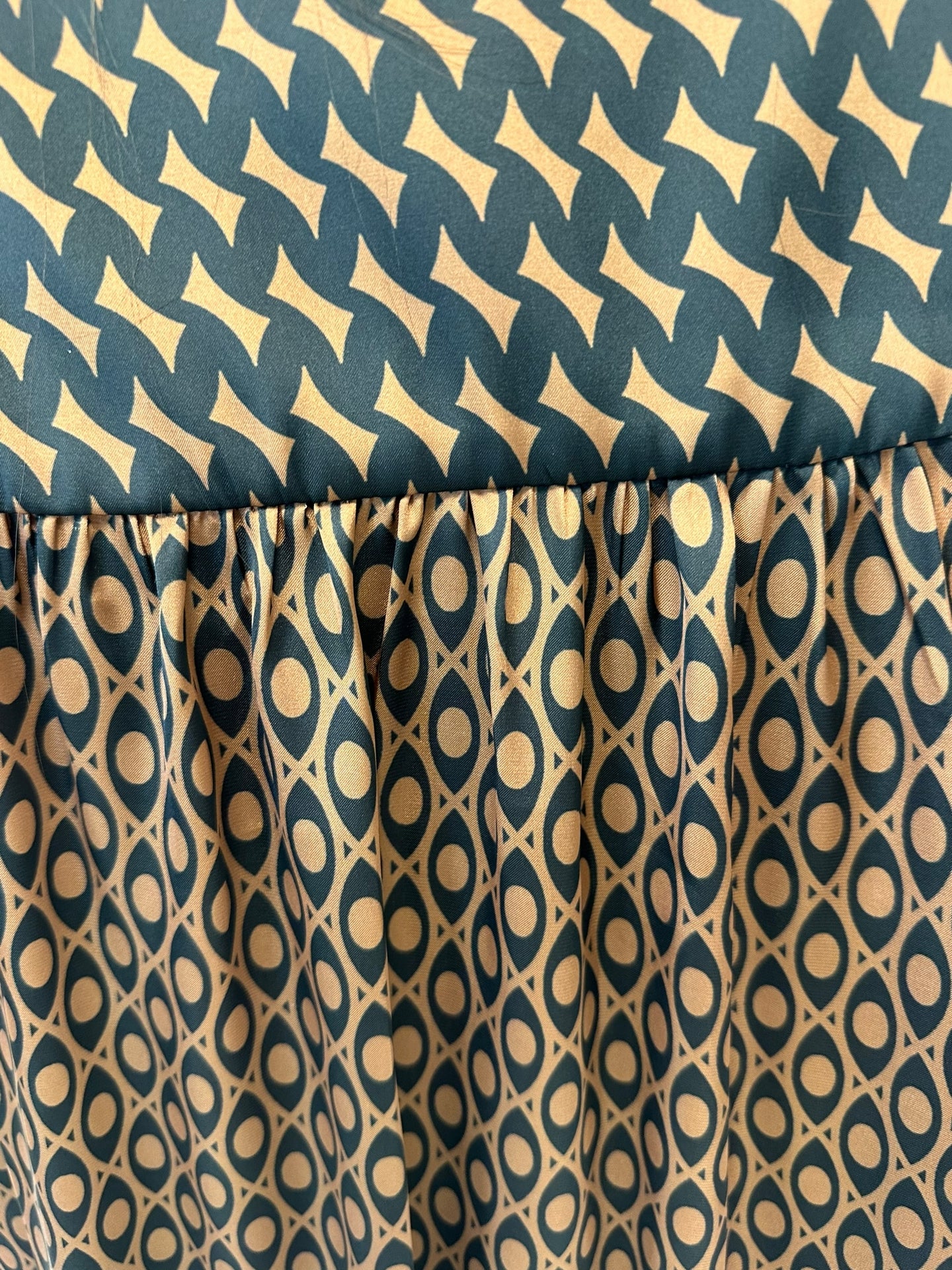 Bluse im Retro-Print von Mat Fashion - grosse Grössen - DE BOER plus Luzern 