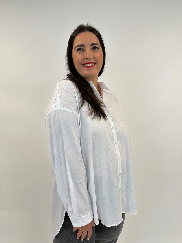 weisse Bluse mit Steinchen und leichter O-Shape von Mat Fashion - grosse Grössen - DE BOER plus Luzern 