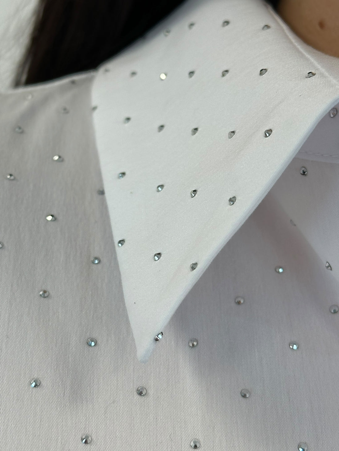 weisse Bluse mit Steinchen und leichter O-Shape von Mat Fashion - grosse Grössen - DE BOER plus Luzern 