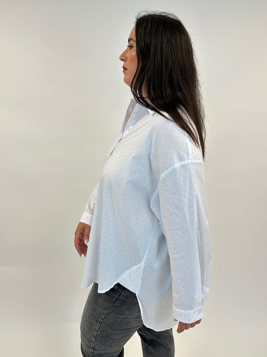 weisse Bluse mit Steinchen und leichter O-Shape von Mat Fashion - grosse Grössen - DE BOER plus Luzern 