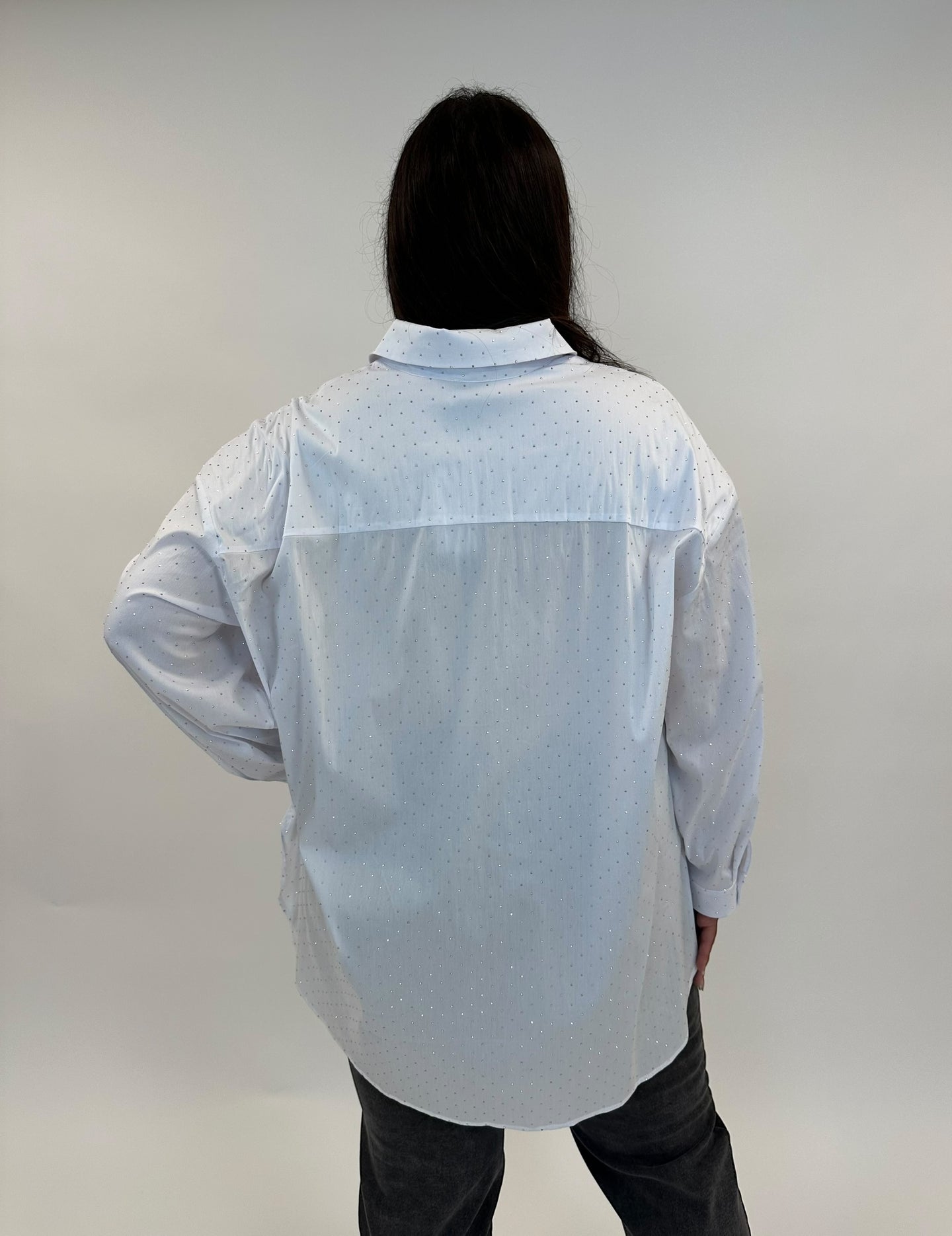 weisse Bluse mit Steinchen und leichter O-Shape von Mat Fashion - grosse Grössen - DE BOER plus Luzern 