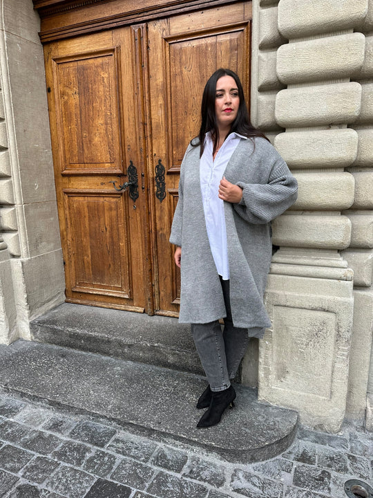 Strickmantel mit Armdetails in Hellgrau und Bluse mit Steinchen und graue Jeans von Mat Fashion - grosse Grössen - DE BOER plus Luzern 