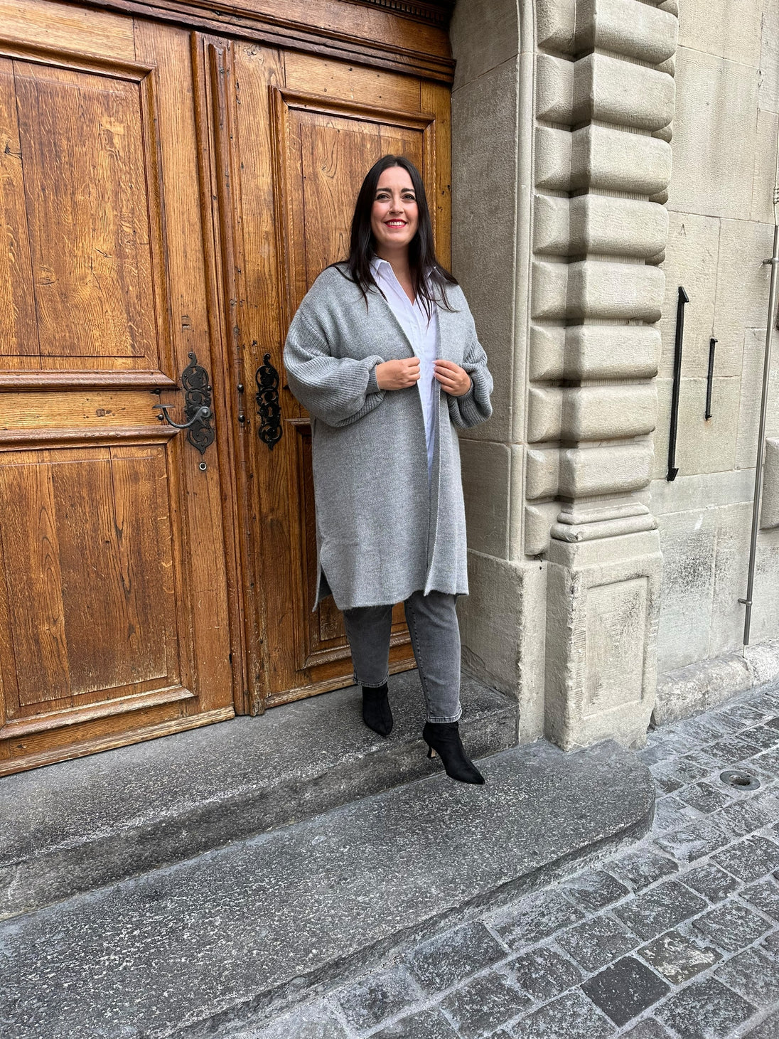 graue Jeans mit kleiner Kette von Mat Fashion - grosse Grössen - DE BOER plus Luzern 