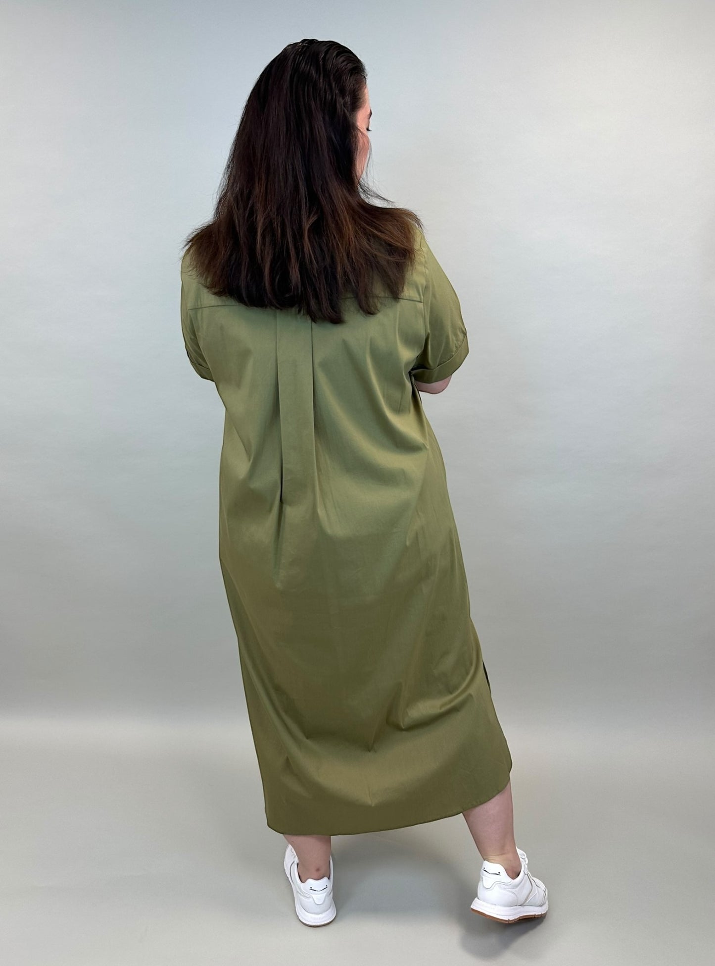 Kleid mit Knöpfen und Gürtel in Olive