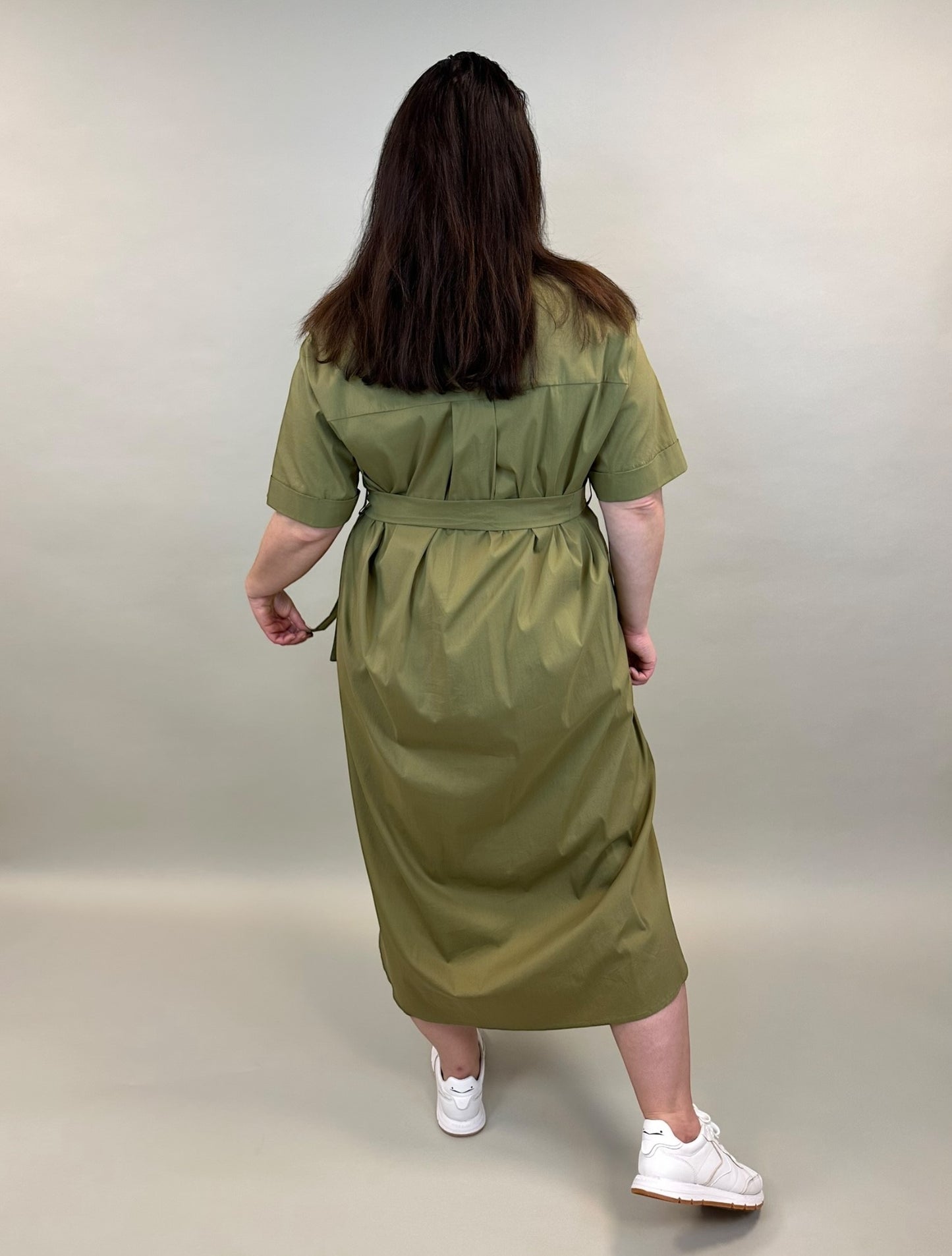 Kleid mit Knöpfen und Gürtel in Olive
