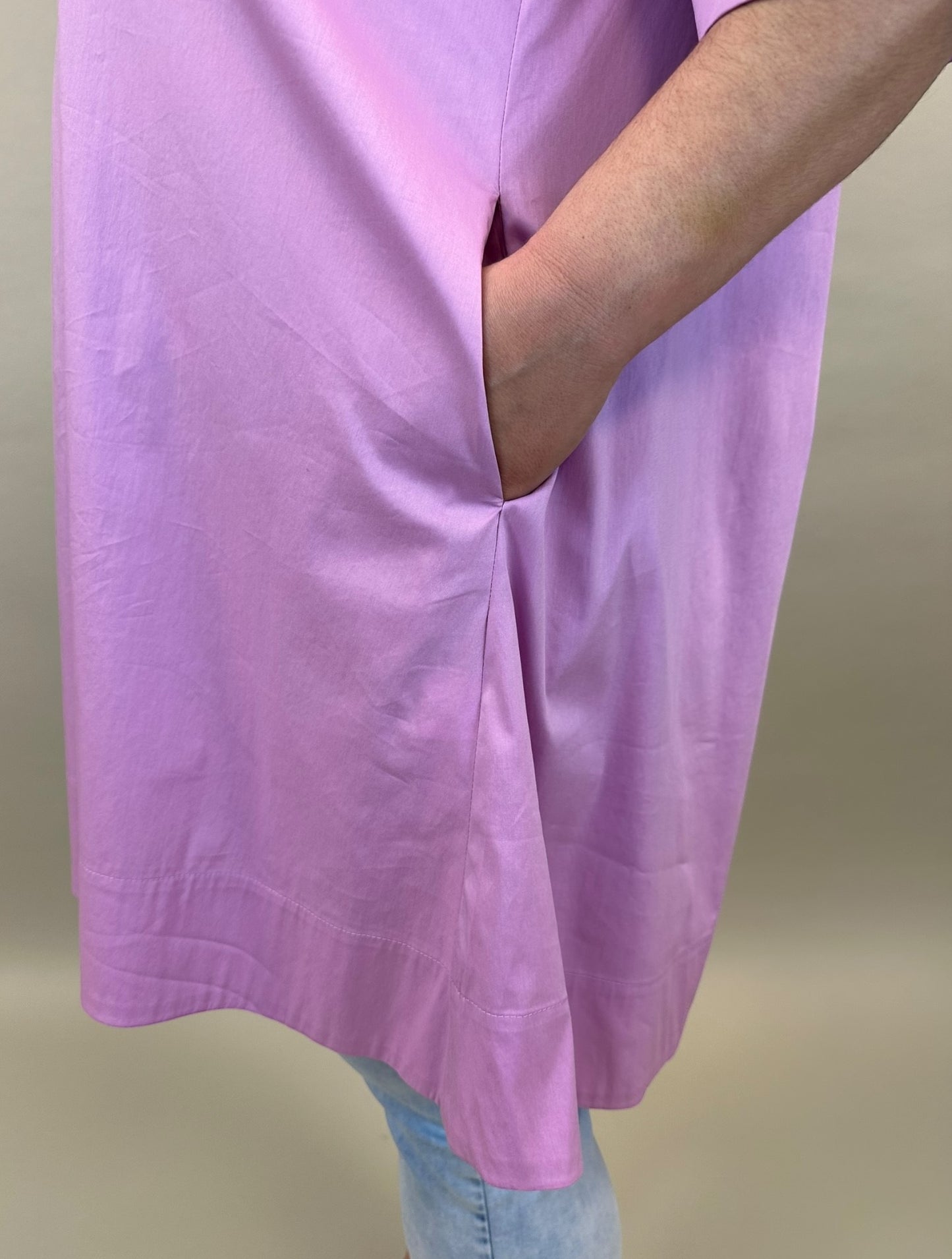 Kleid mit V-Ausschnitt in Violett