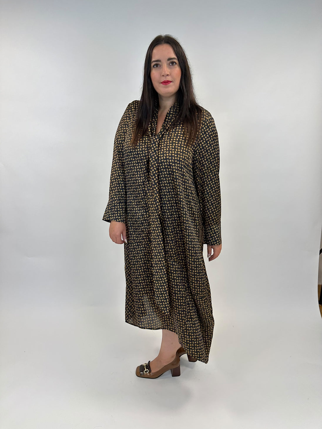 Kleid mit Schluppe im Retro-Print von Mat Fashion - grosse Grössen - DE BOER plus Luzern 