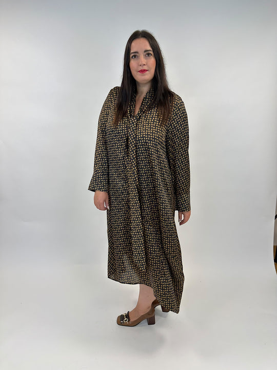 Kleid mit Schluppe im Retro-Print von Mat Fashion - grosse Grössen - DE BOER plus Luzern 