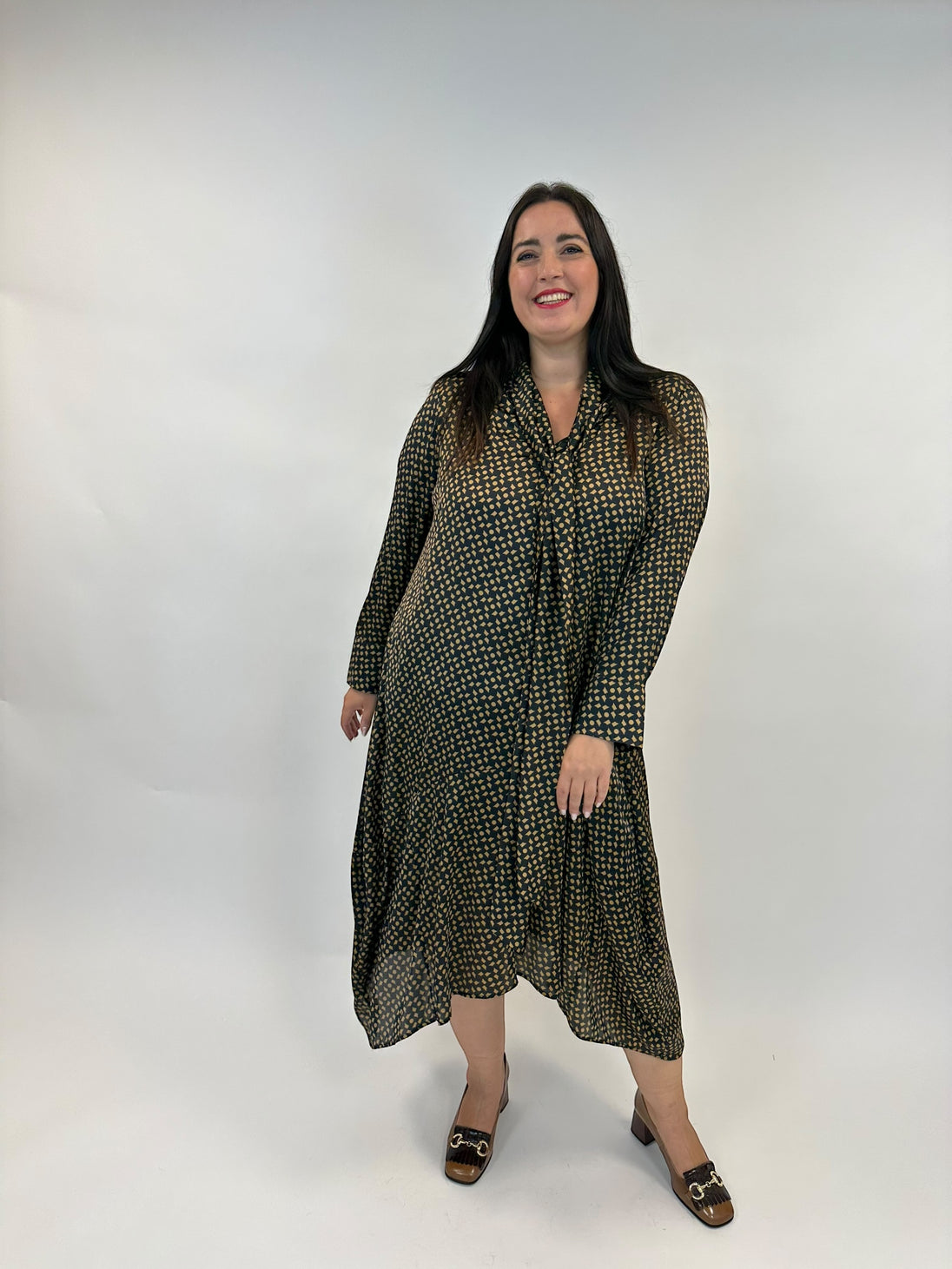 Kleid mit Schluppe im Retro-Print von Mat Fashion - grosse Grössen - DE BOER plus Luzern 