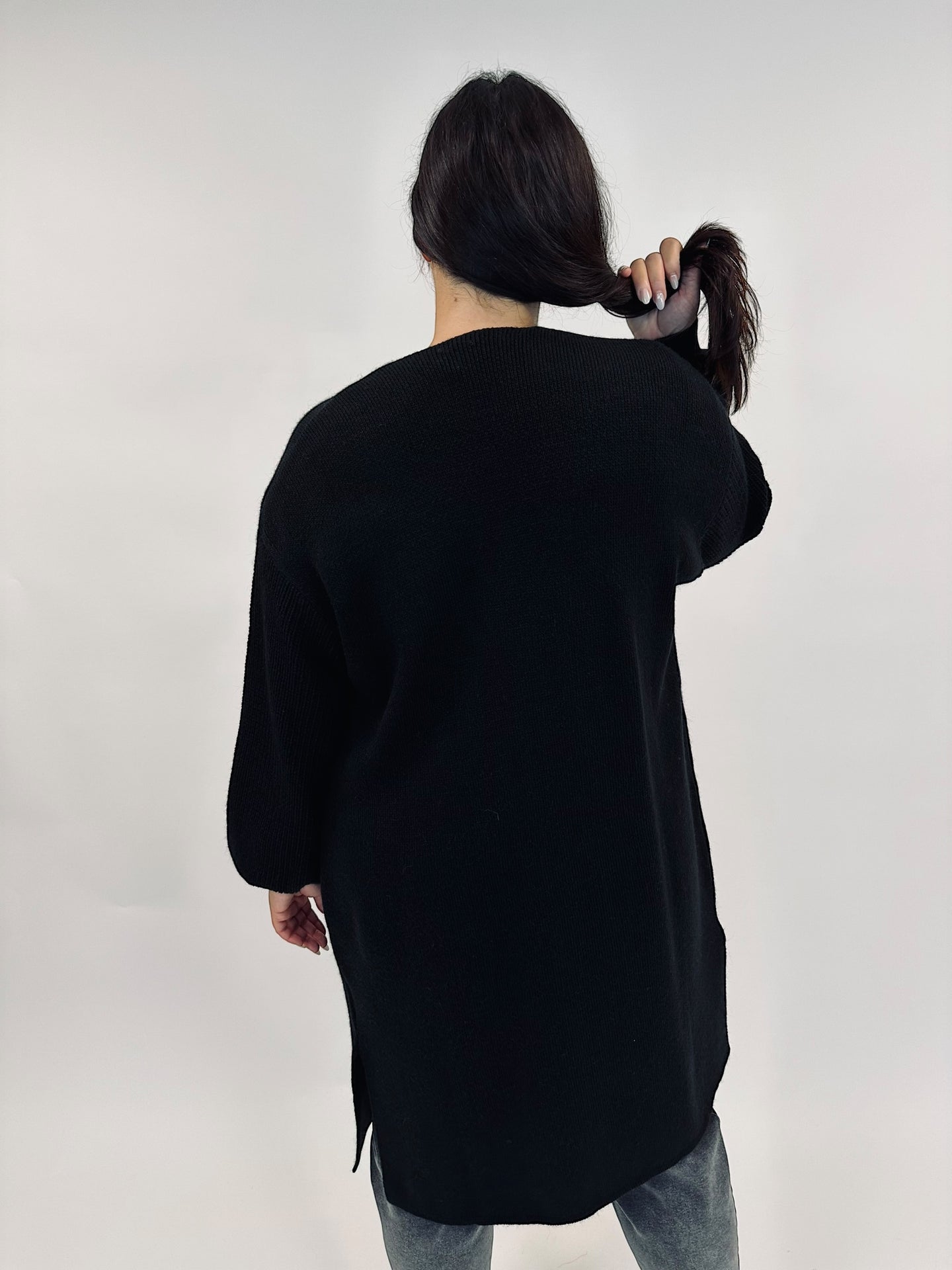 Strickmantel mit Armdetails in Schwarz von Mat Fashion - grosse Grössen - DE BOER plus Luzern 