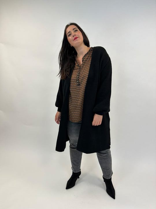 Strickmantel mit Armdetails in Schwarz von Mat Fashion - grosse Grössen - DE BOER plus Luzern 