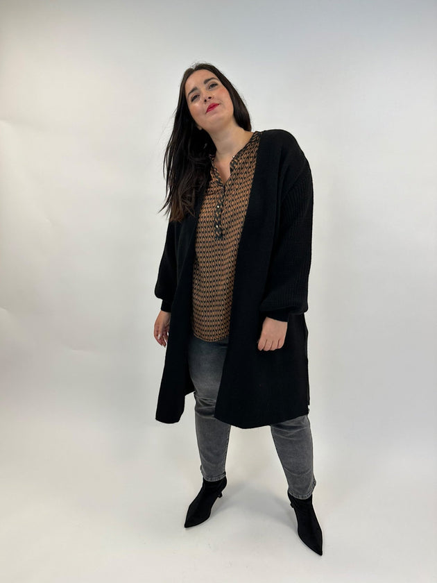 Strickmantel mit Armdetails in Schwarz von Mat Fashion - grosse Grössen - DE BOER plus Luzern 