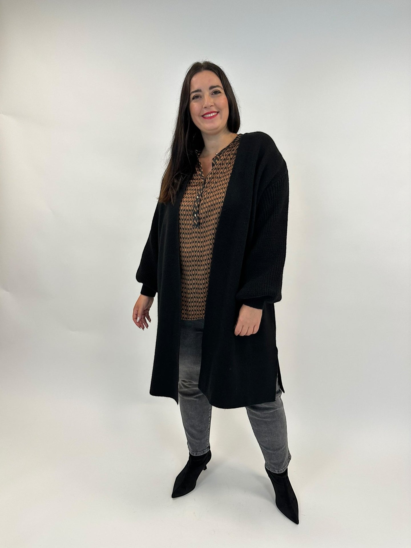 Strickmantel mit Armdetails in Schwarz von Mat Fashion - grosse Grössen - DE BOER plus Luzern 
