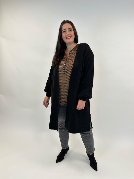 Strickmantel mit Armdetails in Schwarz von Mat Fashion - grosse Grössen - DE BOER plus Luzern 