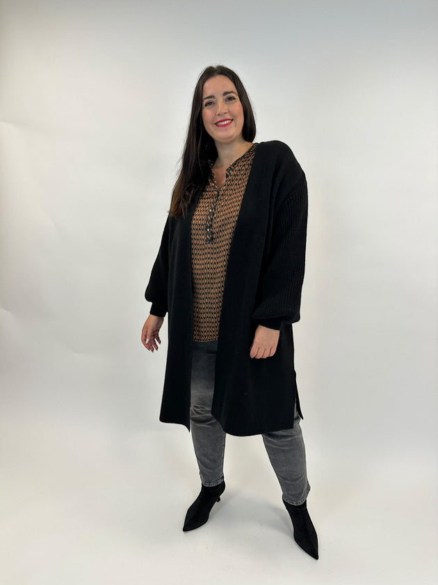 Strickmantel mit Armdetails in Schwarz von Mat Fashion - grosse Grössen - DE BOER plus Luzern 