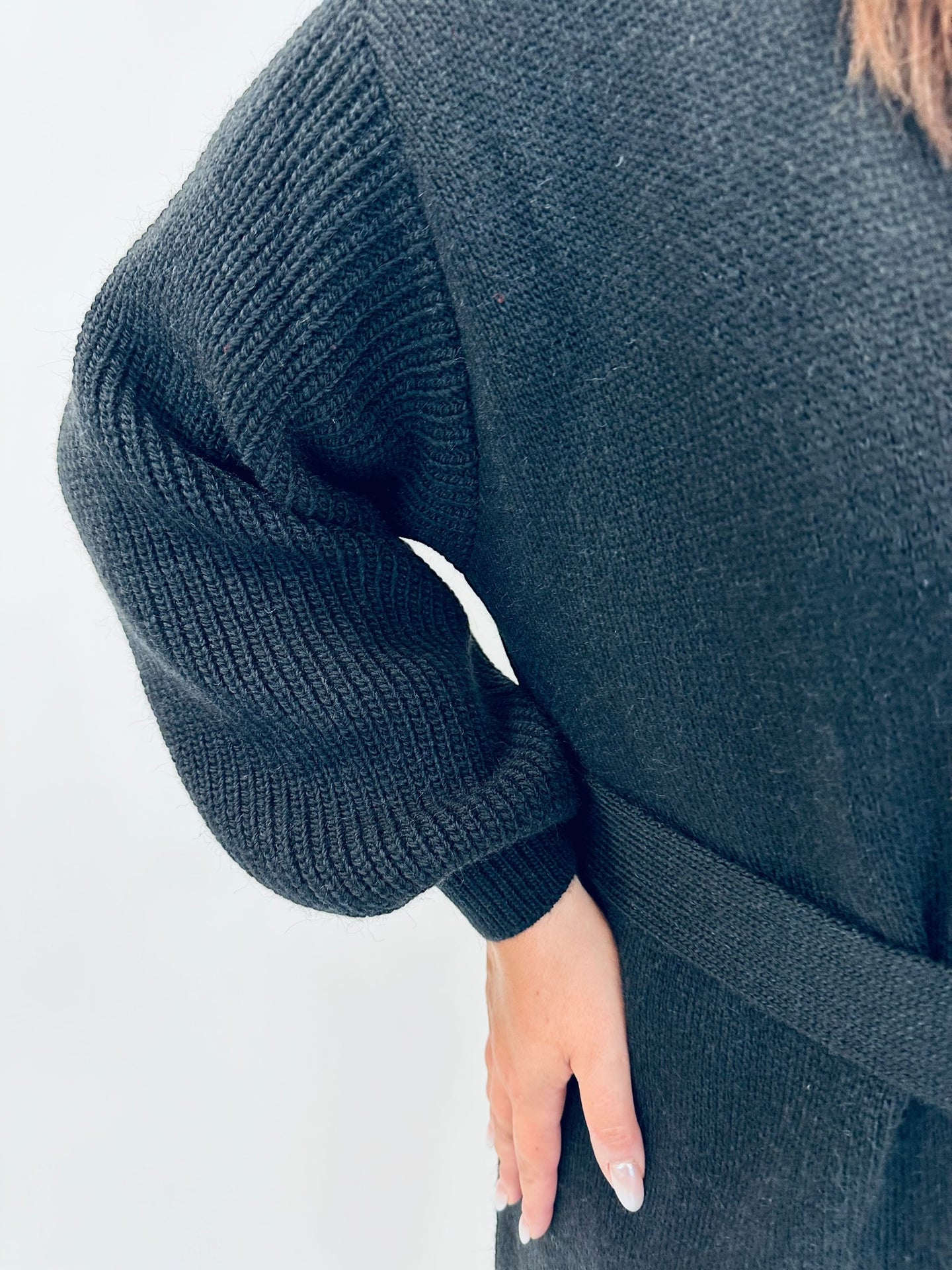 Strickmantel mit Armdetails in Schwarz von Mat Fashion - grosse Grössen - DE BOER plus Luzern 
