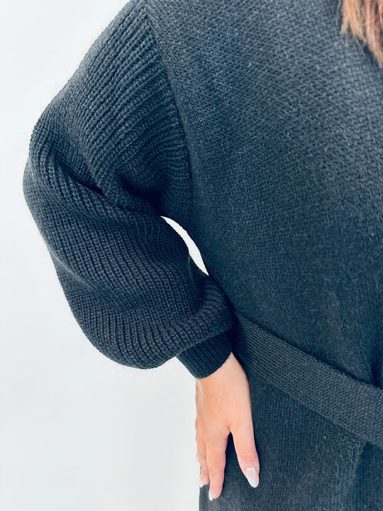 Strickmantel mit Armdetails in Schwarz von Mat Fashion - grosse Grössen - DE BOER plus Luzern 