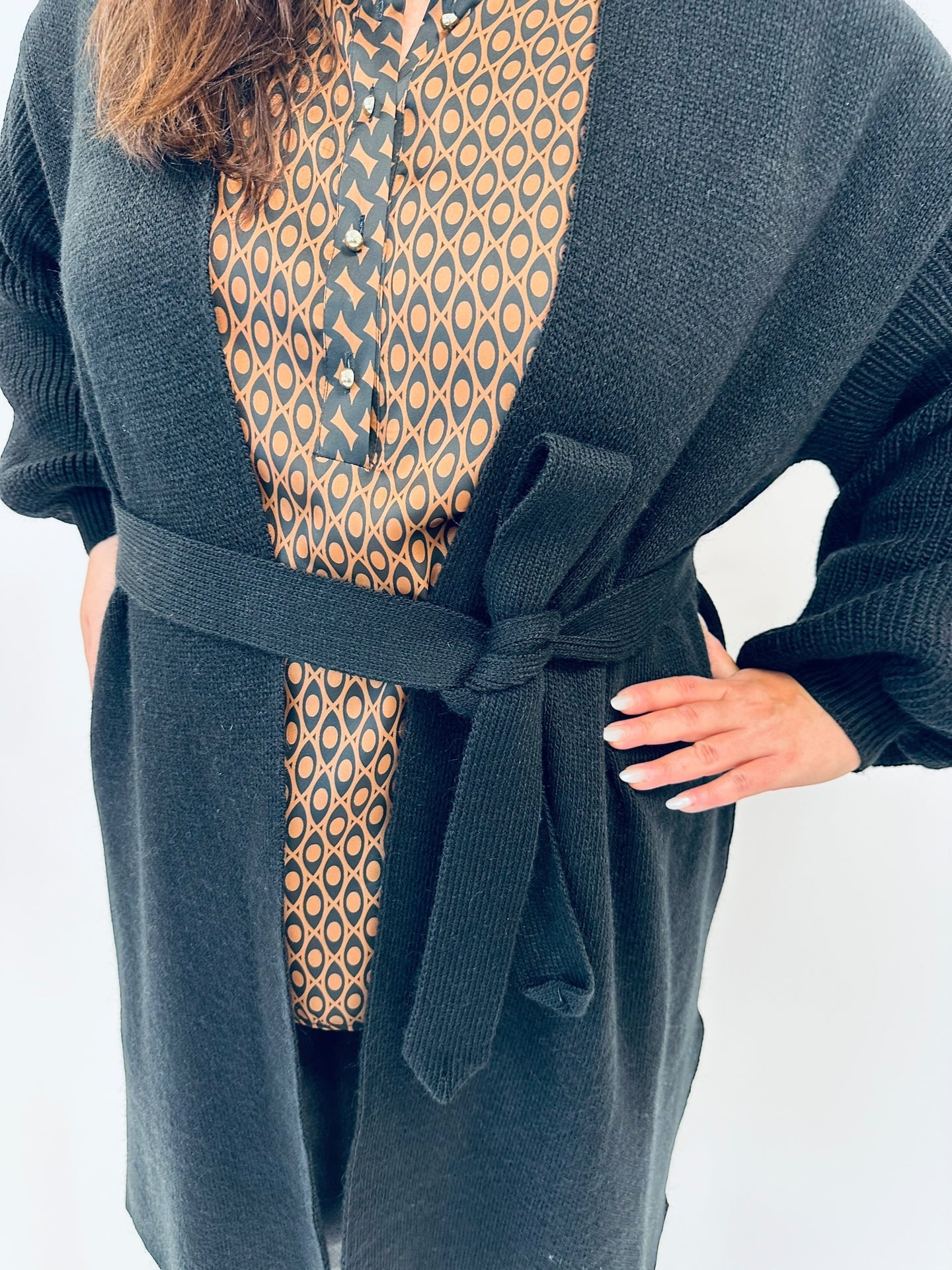 Strickmantel mit Armdetails in Schwarz von Mat Fashion - grosse Grössen - DE BOER plus Luzern 