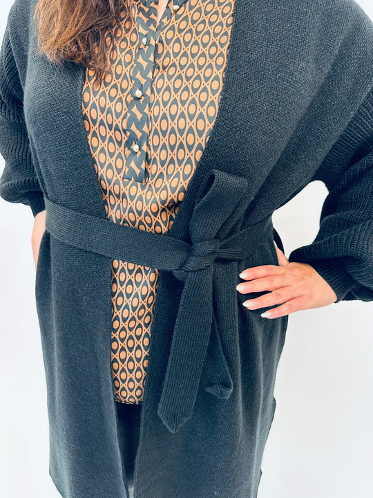 Strickmantel mit Armdetails in Schwarz von Mat Fashion - grosse Grössen - DE BOER plus Luzern 