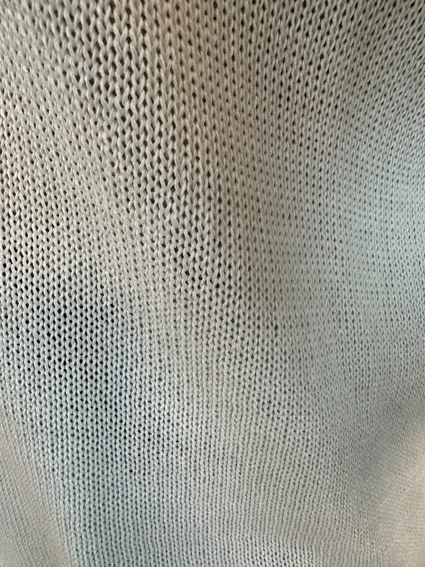 Feiner Pullover in Weiss mit asymmetrischer Naht
