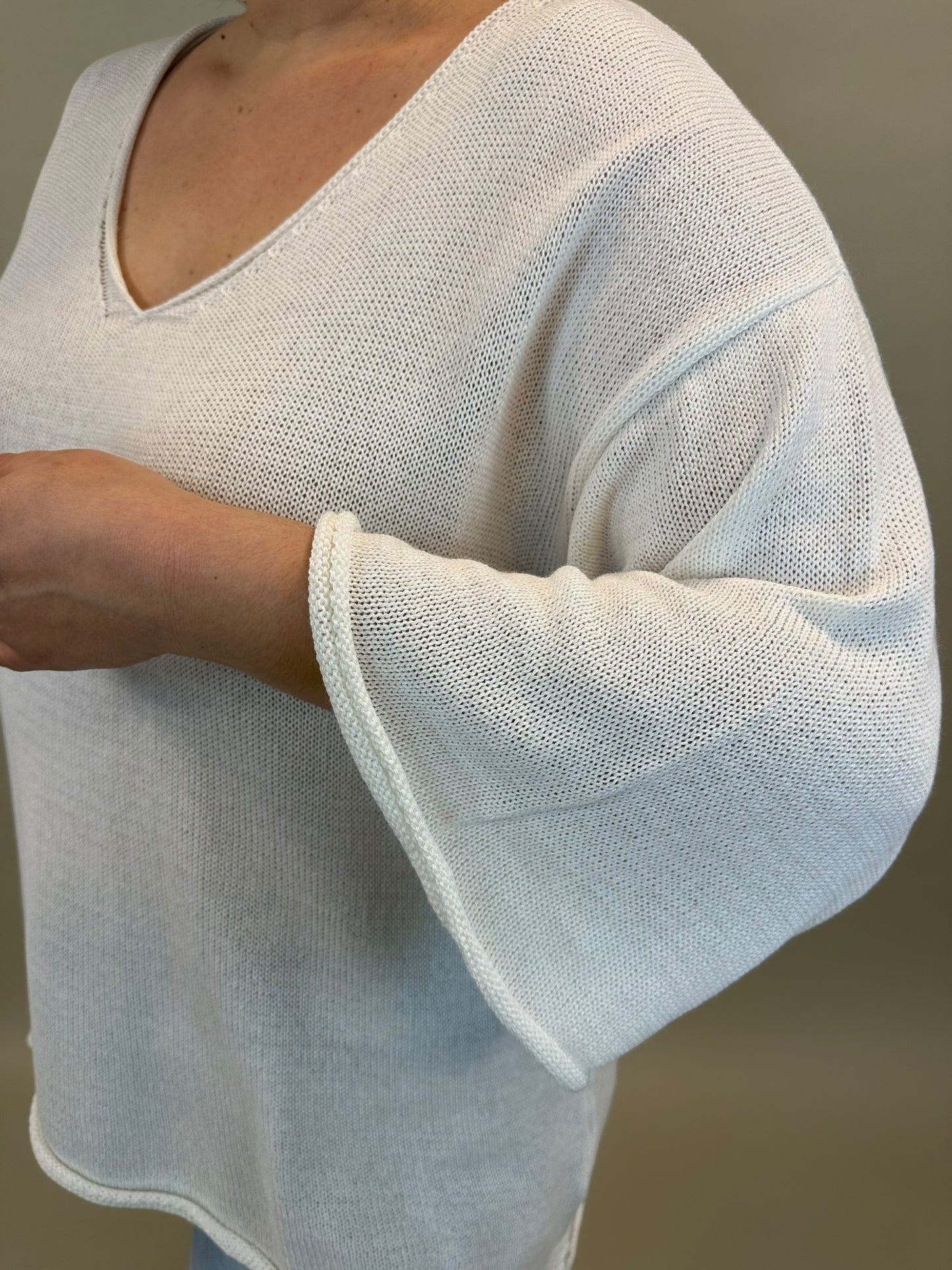 Feiner Pullover in Weiss mit asymmetrischer Naht