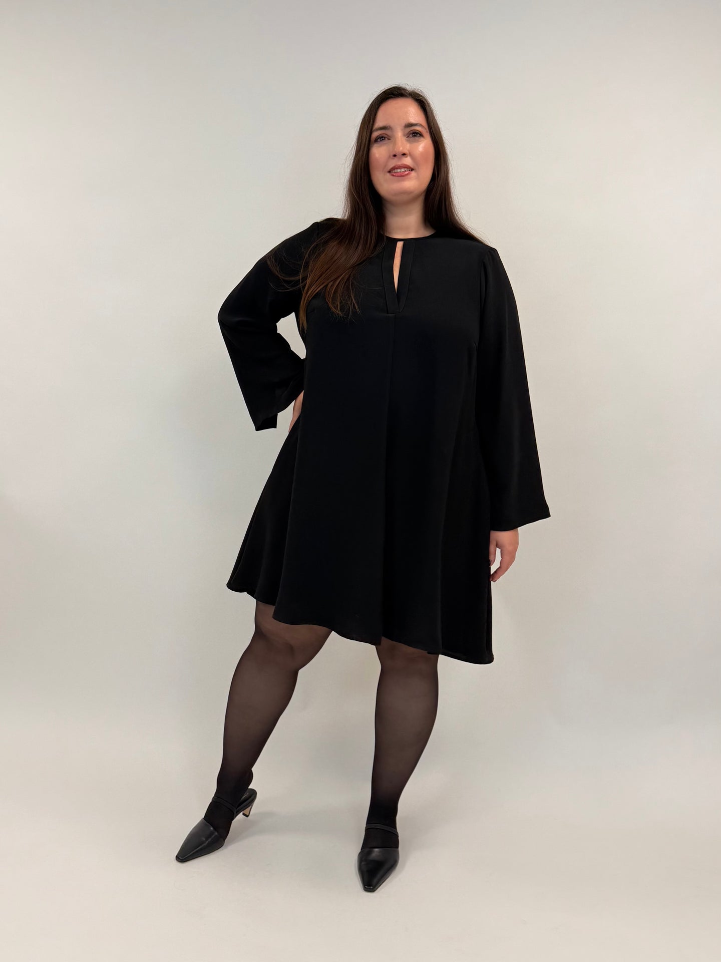 Kleid in Schwarz in fallendem Stoff in Schwarz von Mat Fashion_grosse Grössen_DE BOER plus Luzern_2