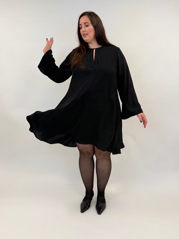 Kleid in Schwarz in fallendem Stoff in Schwarz von Mat Fashion_grosse Grössen_DE BOER plus Luzern_1