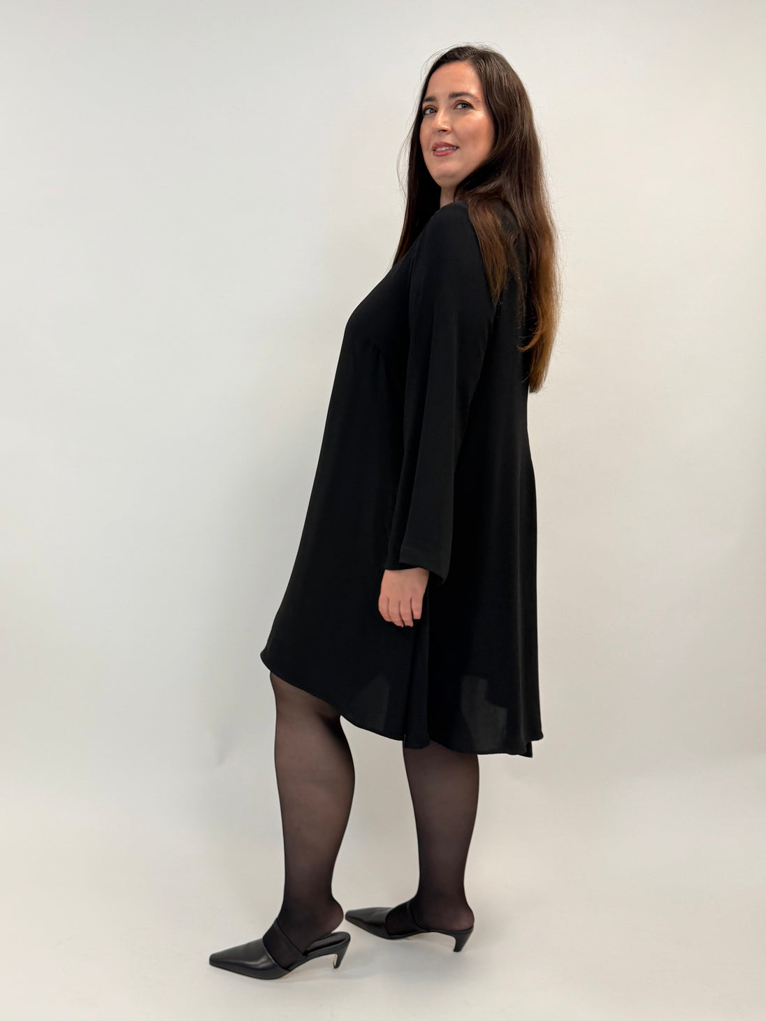 Kleid in Schwarz in fallendem Stoff in Schwarz von Mat Fashion_grosse Grössen_DE BOER plus Luzern_4