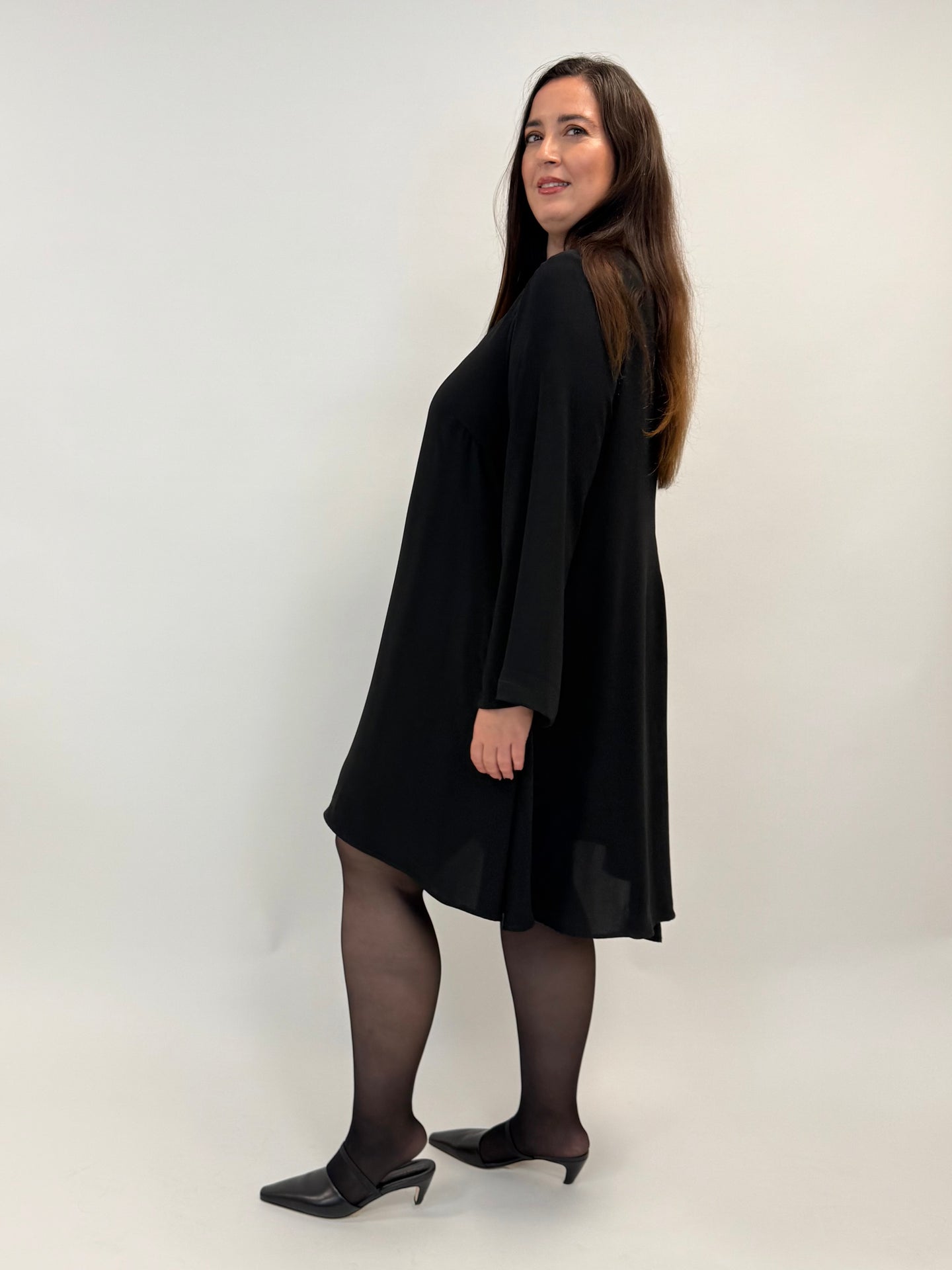 Kleid in Schwarz in fallendem Stoff in Schwarz von Mat Fashion_grosse Grössen_DE BOER plus Luzern_4