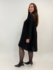 Kleid in Schwarz in fallendem Stoff in Schwarz von Mat Fashion_grosse Grössen_DE BOER plus Luzern_4