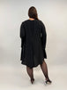 Kleid in Schwarz in fallendem Stoff in Schwarz von Mat Fashion_grosse Grössen_DE BOER plus Luzern_5