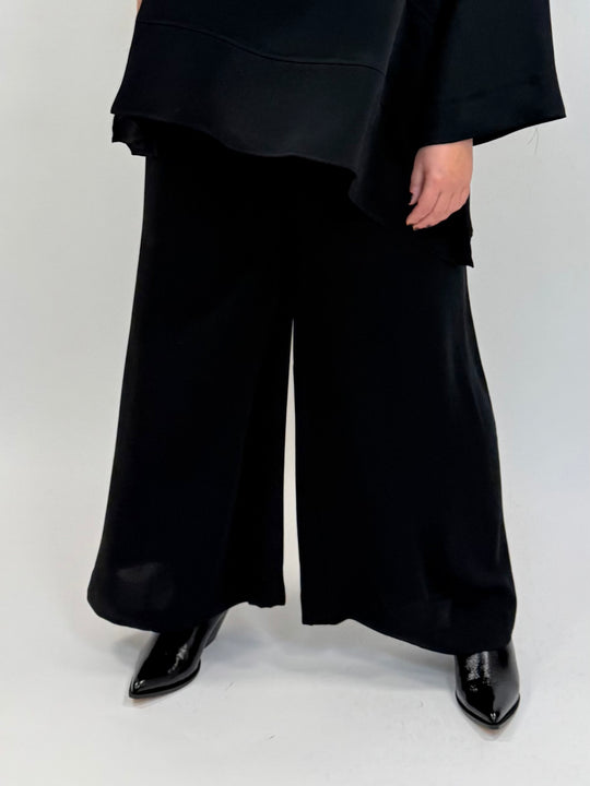 weite Hose in Schwarz von Mat Fashion_grosse Grössen_DE BOER plus Luzern_1