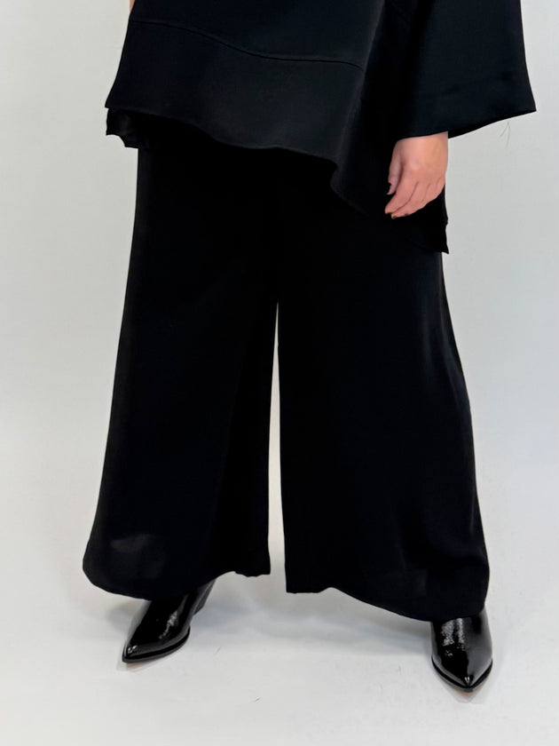weite Hose in Schwarz von Mat Fashion_grosse Grössen_DE BOER plus Luzern_1