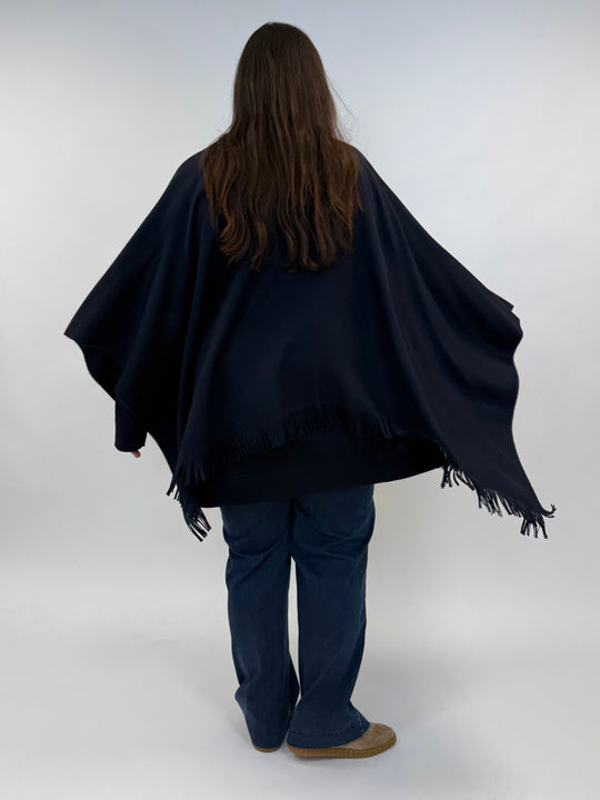 Dunkelblauer Poncho mit Fransen von Marina Rinaldi_grossen Grössen_DE BOER plus_5