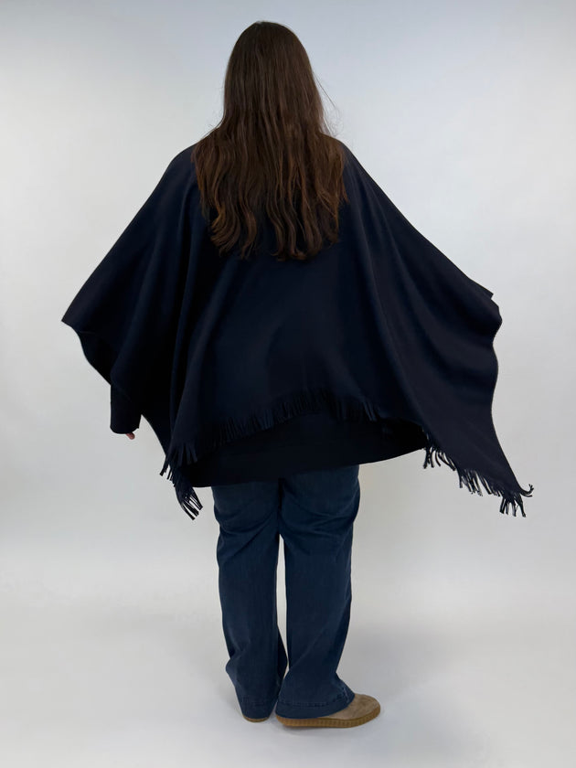 Dunkelblauer Poncho mit Fransen von Marina Rinaldi_grossen Grössen_DE BOER plus_5