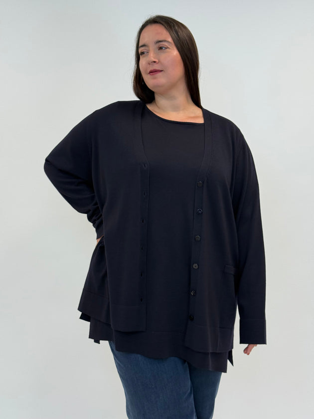 Strickjacke aus Merinowolle in Dunkelblau mit seitlichen Schlitzen von Marina Rinaldi_grossen Grössen_DE BOER plus Luzern_2