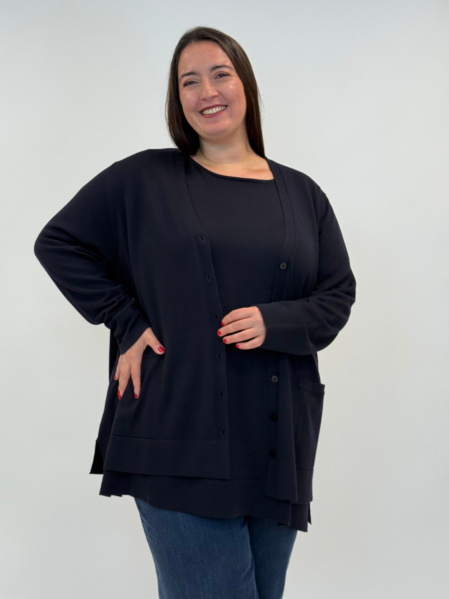 Strickjacke in Dunkelblau mit seitlichen Schlitzen von Marina Rinaldi_grossen Grössen_DE BOER plus Luzern_1